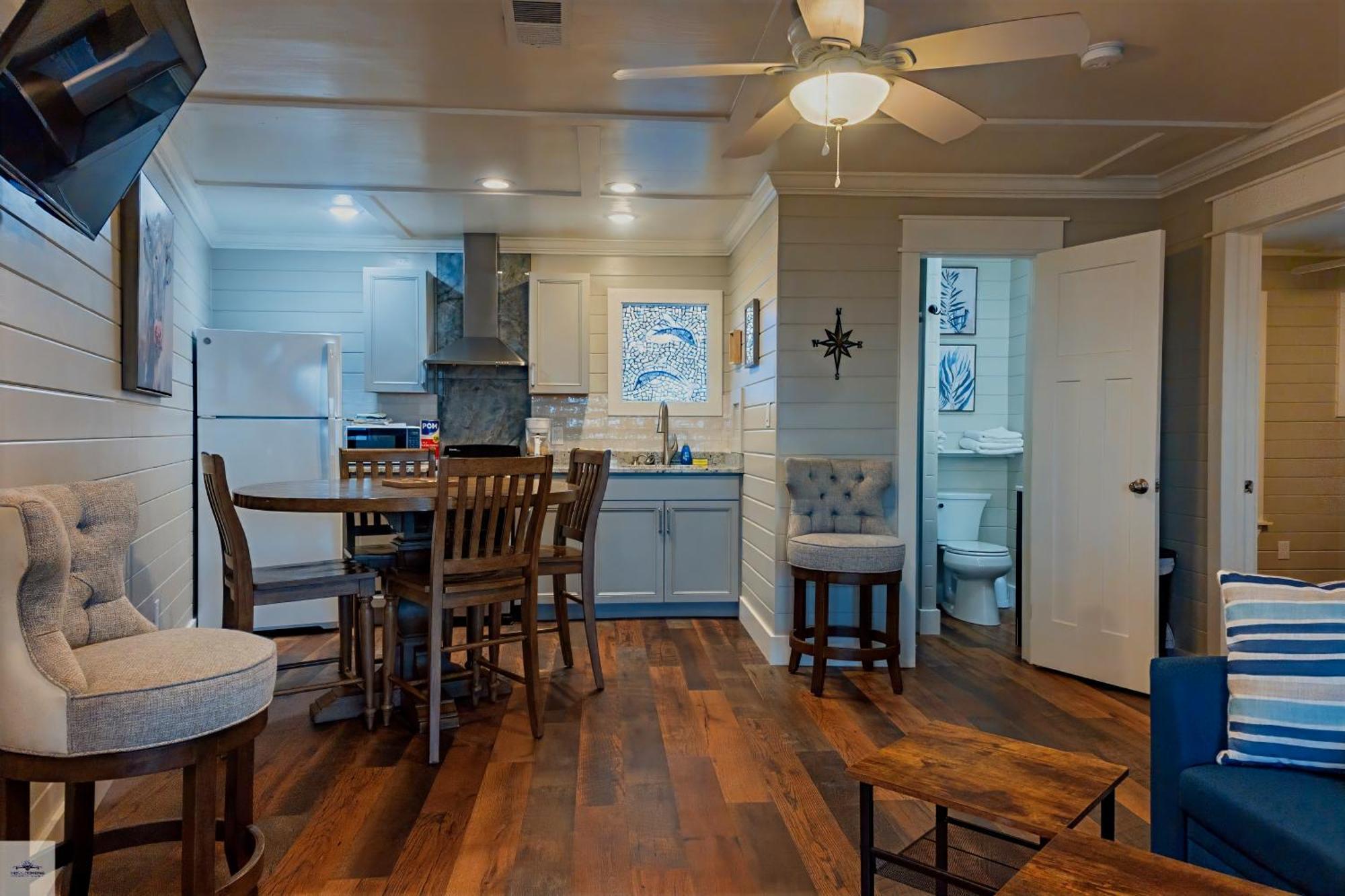 Blue Dolphin Inn And Cottages Grand Isle Exterior foto