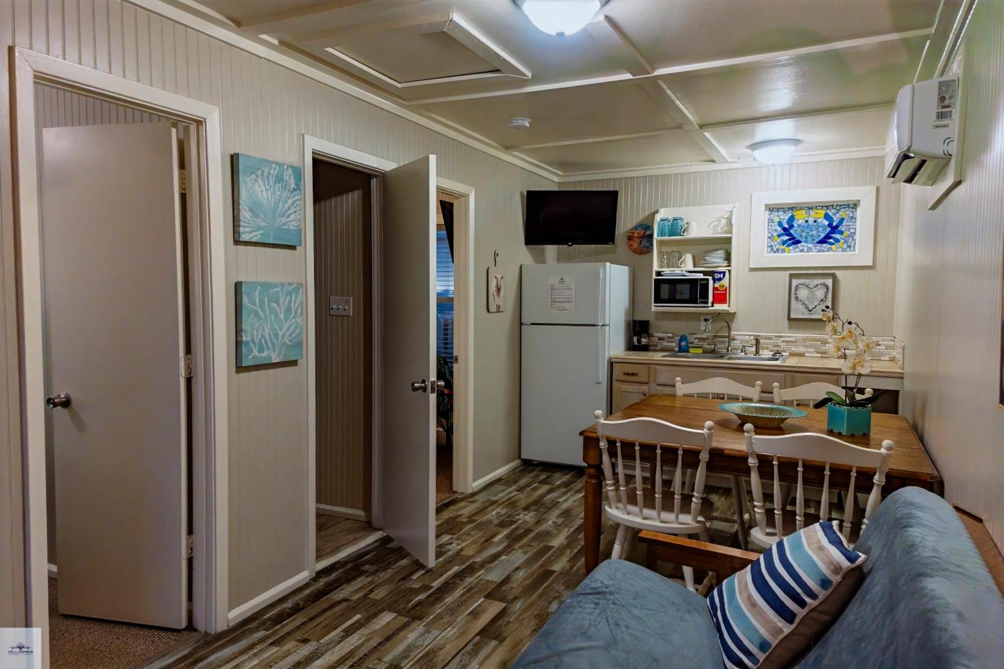 Blue Dolphin Inn And Cottages Grand Isle Exterior foto