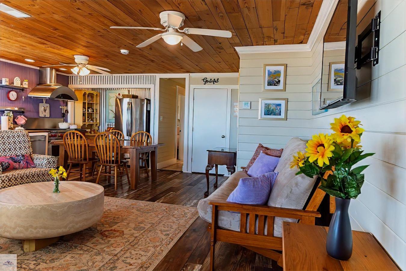 Blue Dolphin Inn And Cottages Grand Isle Exterior foto